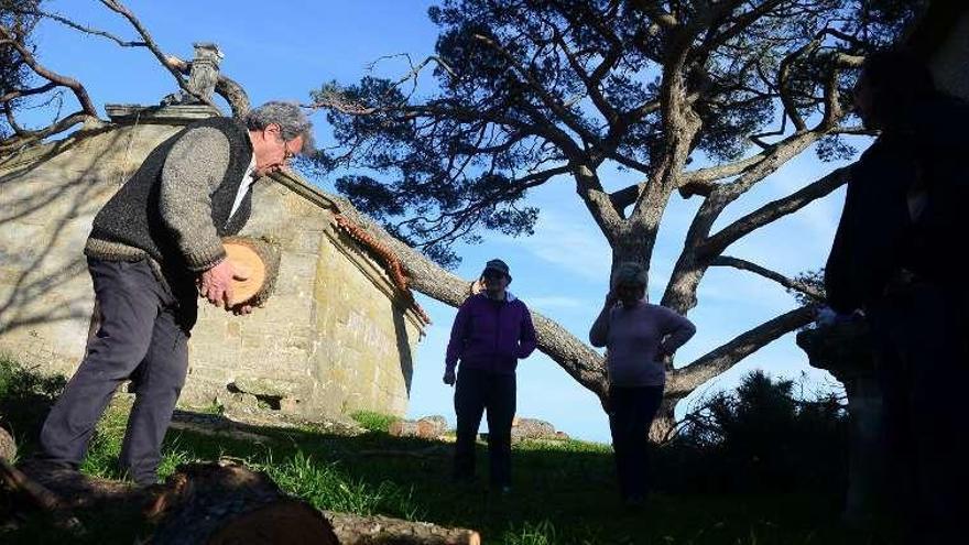 Vecinos en la capilla de San Roque. // Gonzalo Núñez