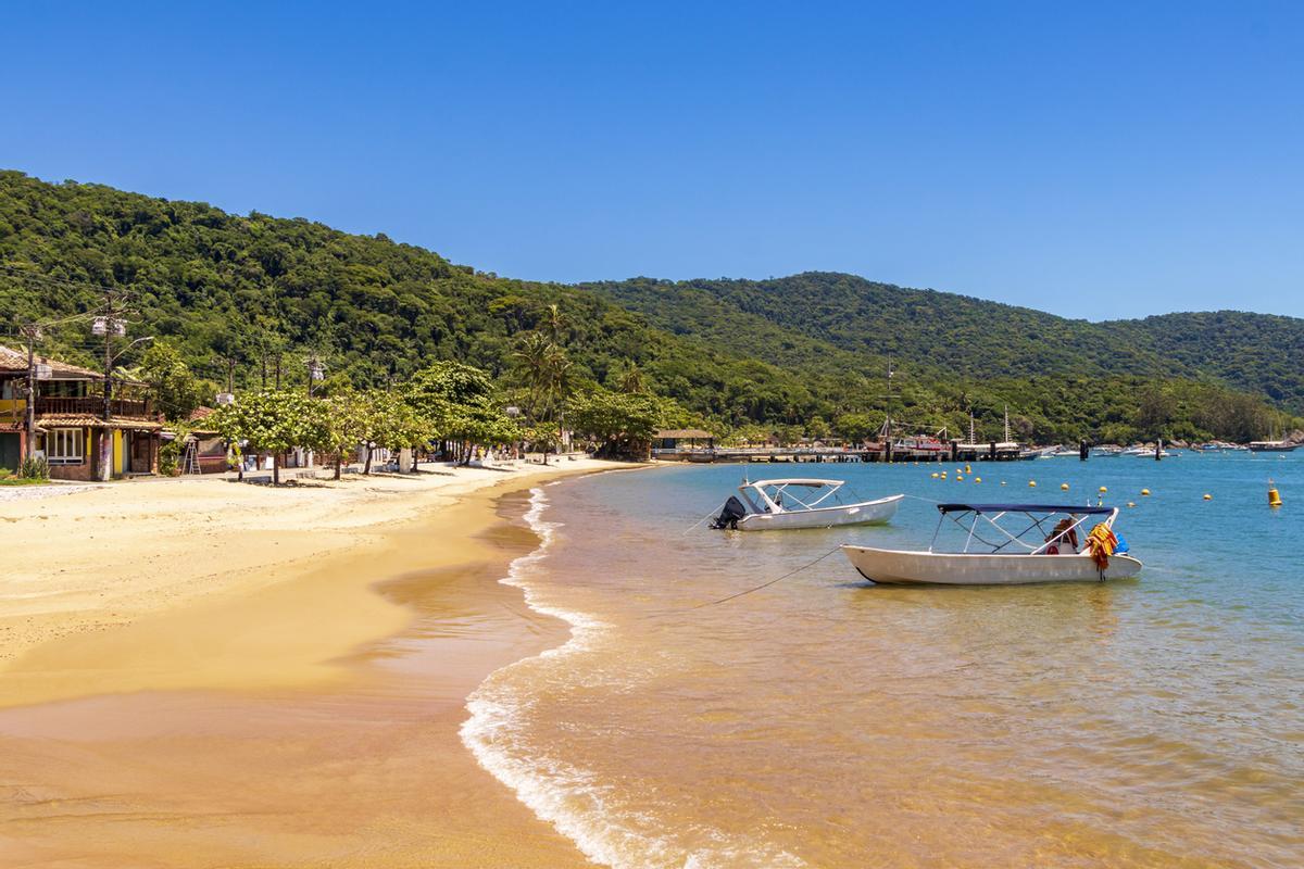 Ilha Grande es una de las pocas islas grandes de Brasil totalmente libre de vehículos a motor y un paraíso natural célebre por albergar una densa selva atlántica, decenas de playas vírgenes y una rica historia que va desde refugio de piratas hasta una antigua y temida prisión