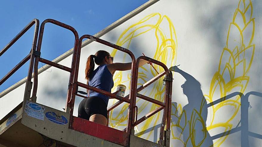 La ilustradora cántabra Sara Pérez plasma a Delibes en un muro de Federico Silva en Benavente