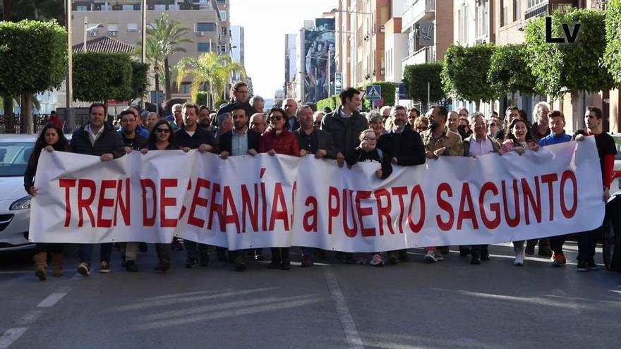 Manifestación exigiendo el tren de cercanías al Port de Sagunt