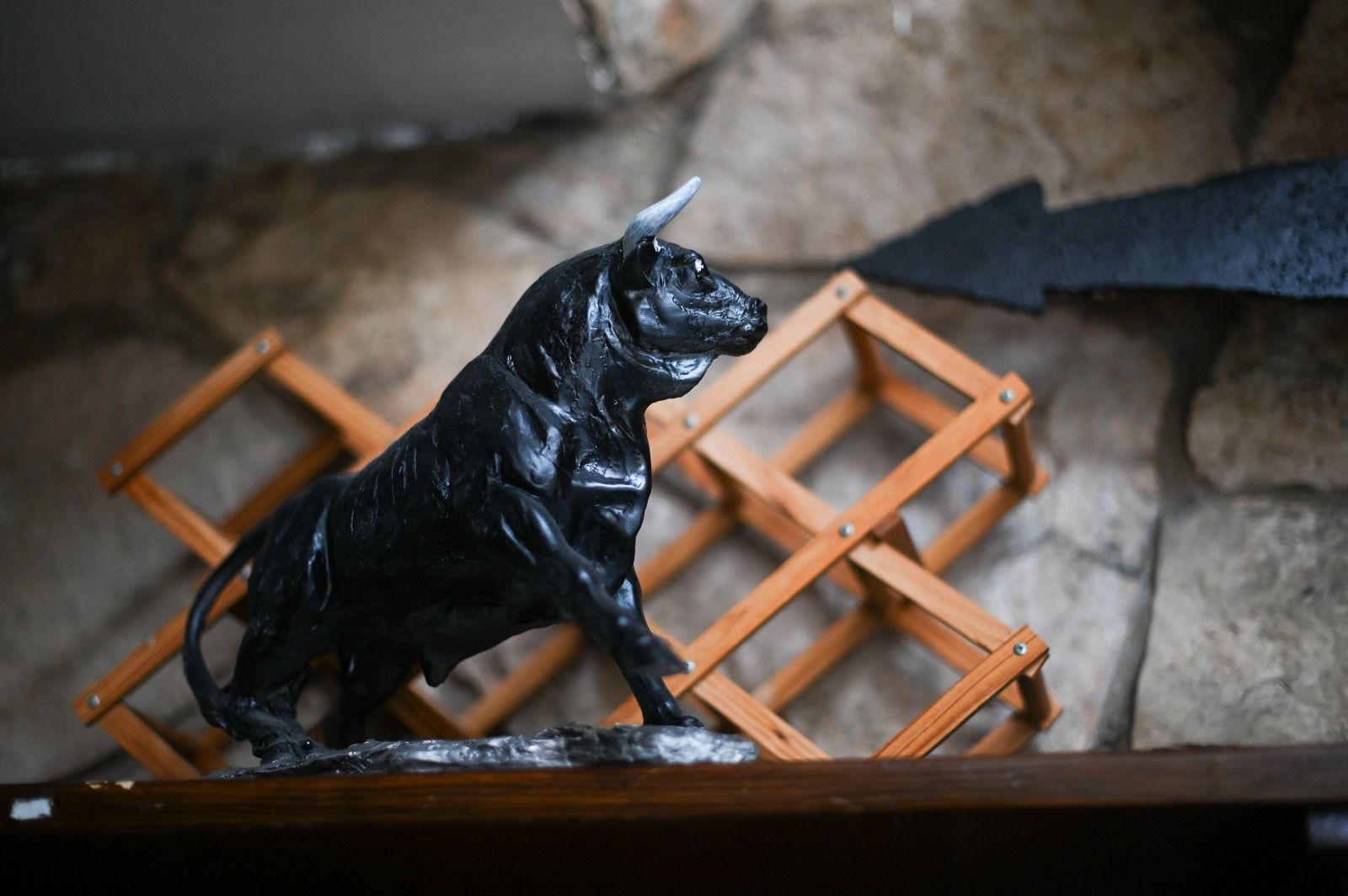 En imágenes | El Torico, el mesón de Zaragoza que triunfa con su brasa en medio del salón