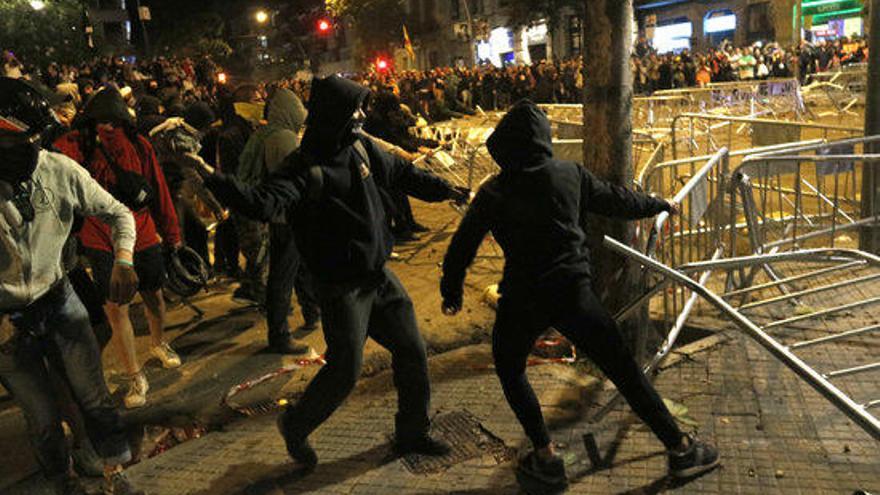 Un manifestant llançant una pedra contra els Mossos.