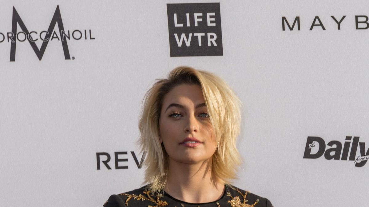 Paris Jackson nos hace la peineta (y sin mirarnos)