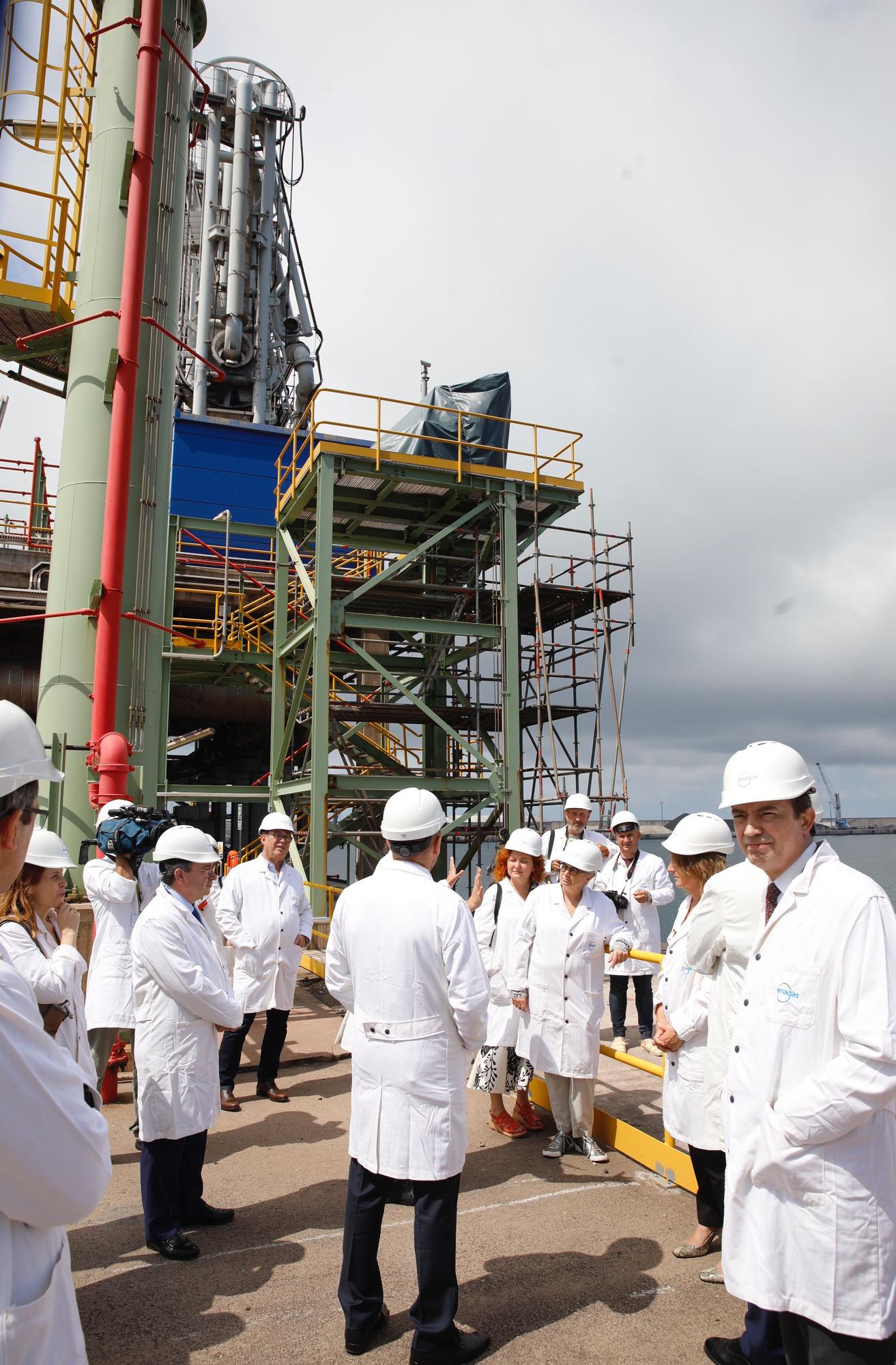 Teresa Ribera visita la planta regasificadora de El Musel