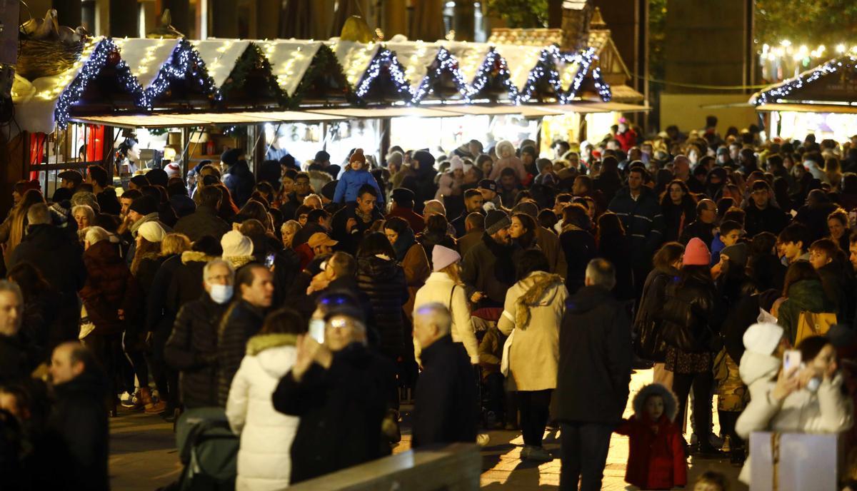 Cientos de personas pasearon entre los puestos del mercado navideño de la plaza del Pilar.