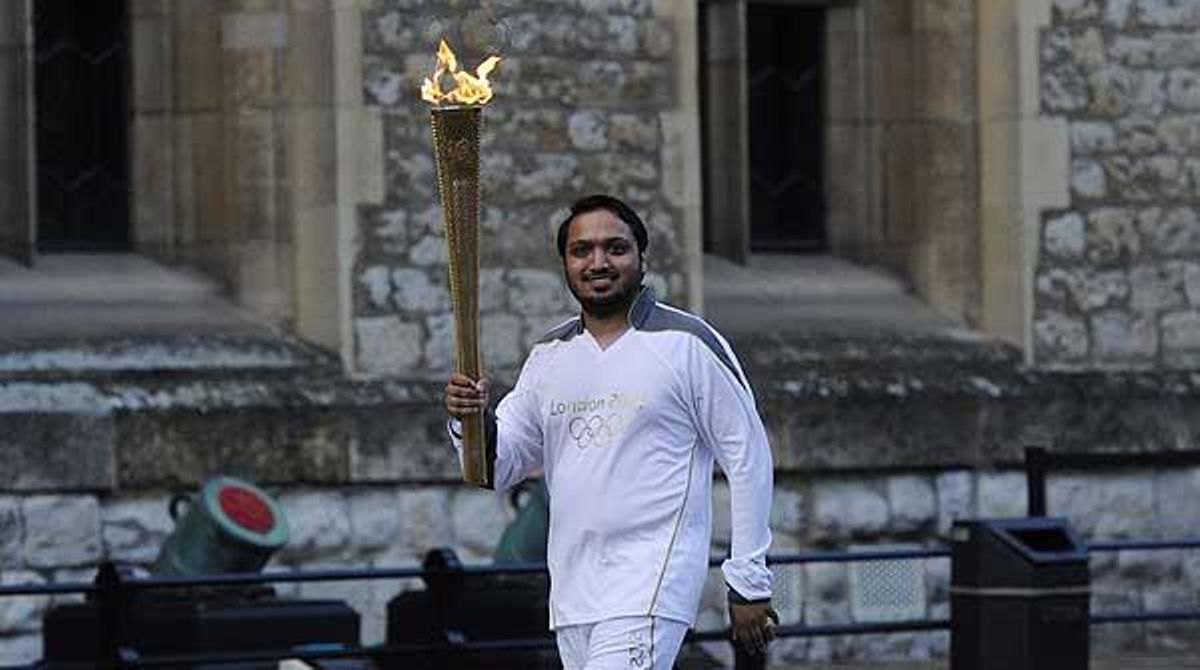 Famosos passegen la flama olímpica per Londres.