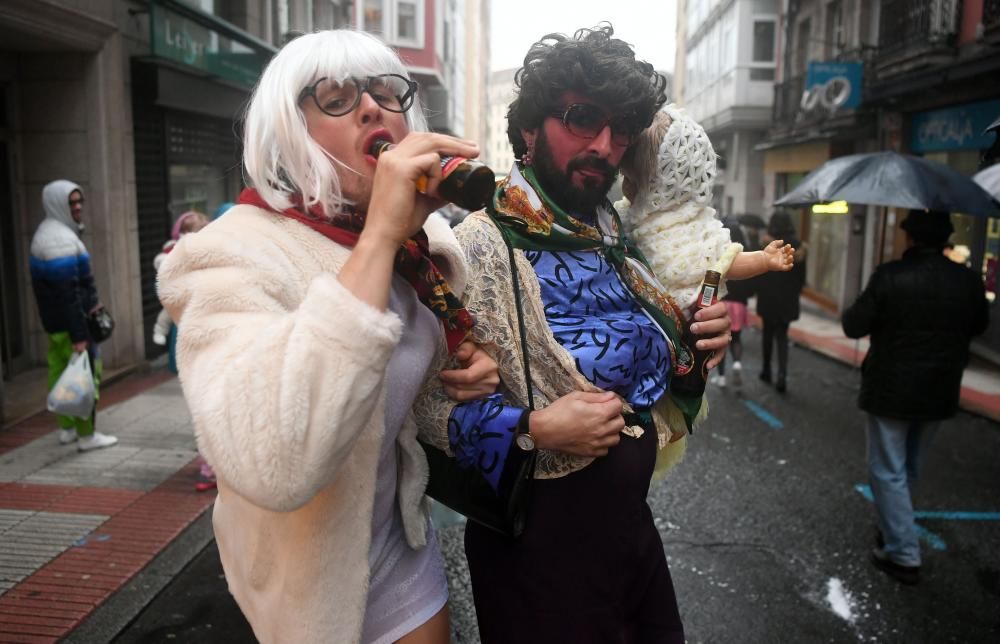 La calle de la Torre se llena esta martes de divertidos disfraces con la fiesta más destacada del carnaval coruñés que marca la recta final a seis días de humor irreverente.