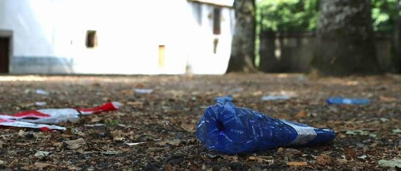 Botellas y restos de basura en la carballeira. // Bernabé