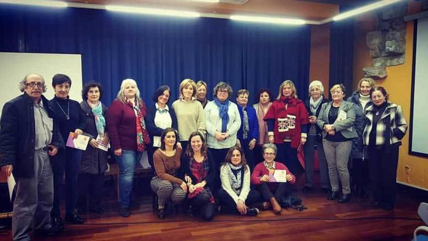 Foto de familia de los participantes en la jornada.