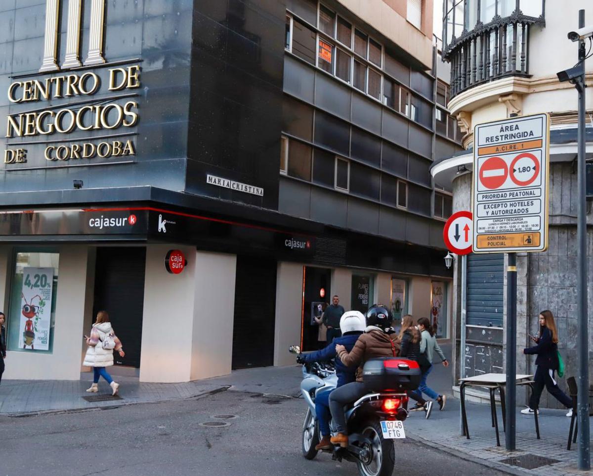 En calles peatonales con aglomeración los usuarios  de patinete y bici deben apearse.