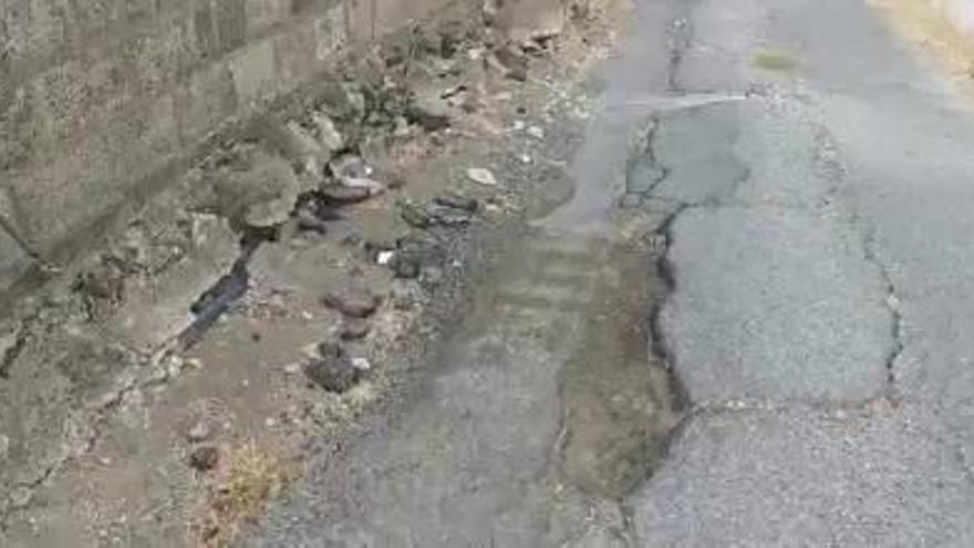 Un muro deteriorado, un firme hundido y 207 baches en la Higuera Canaria