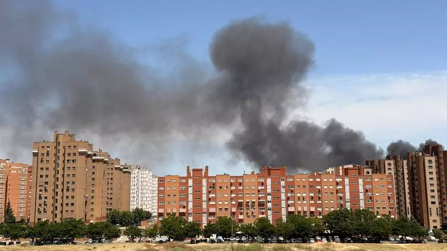 Un incendio en Parla deja una gran columna de humo en el sur de Madrid