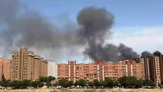 Un incendio en Parla calcina 13 camiones y levanta una gran columna de humo