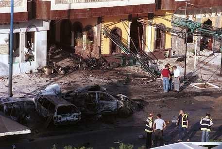 Varios coches completamente destrozados tras una explosión registrada en el verano de 2002 en Fuengirola.