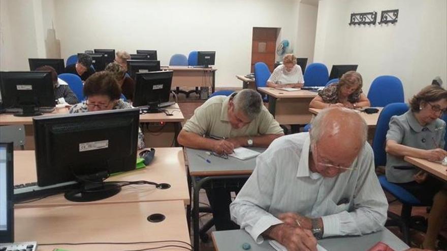 La Universidad Popular ofrece una docena de talleres en estos meses