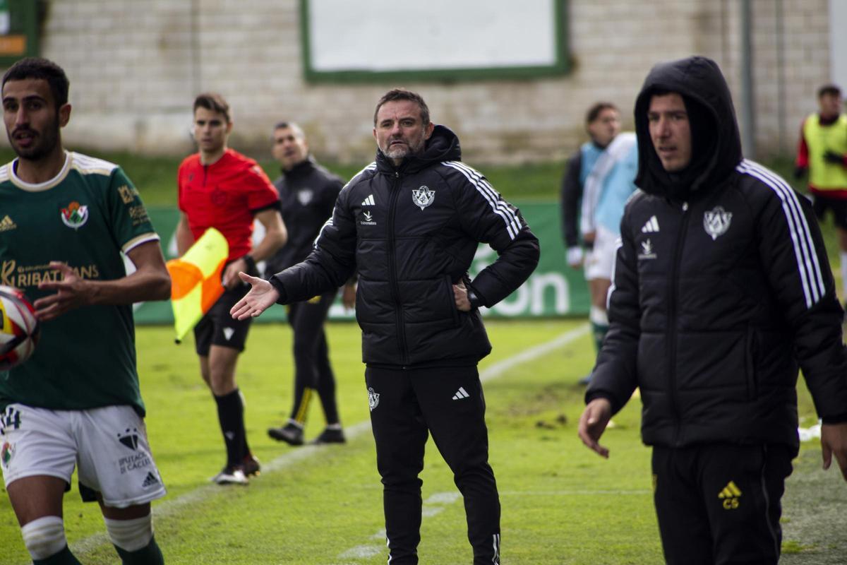 Julio Cobos, en el centro, técnico del CPC.