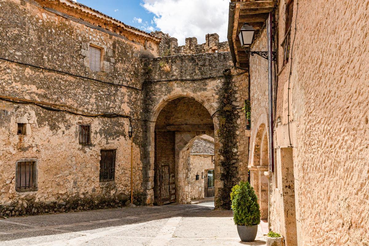 La puerta de un pueblo medieval