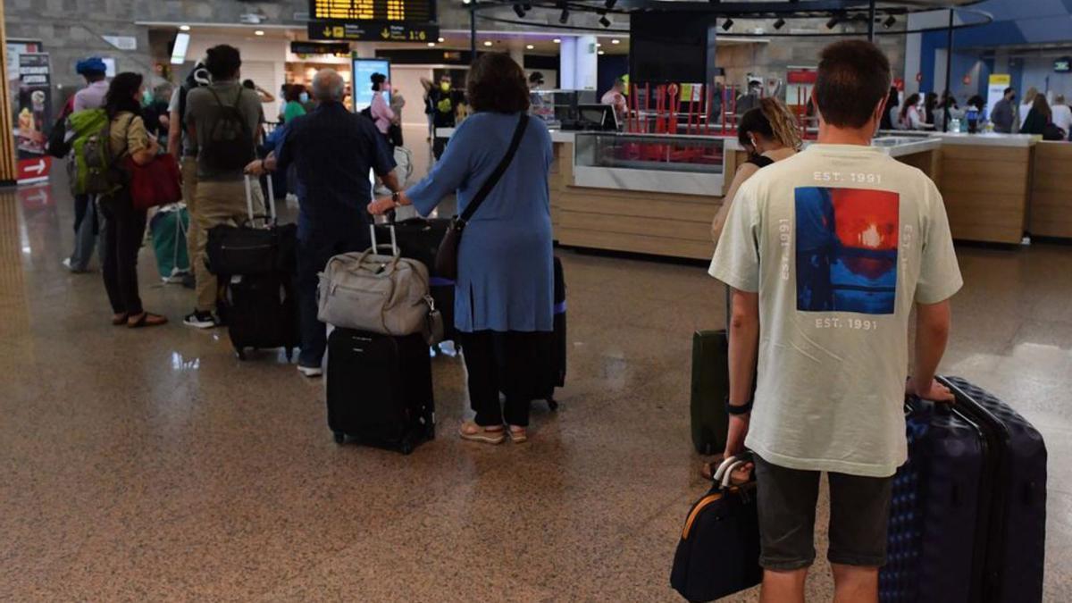 Pasajeros en la terminal de Alvedro.