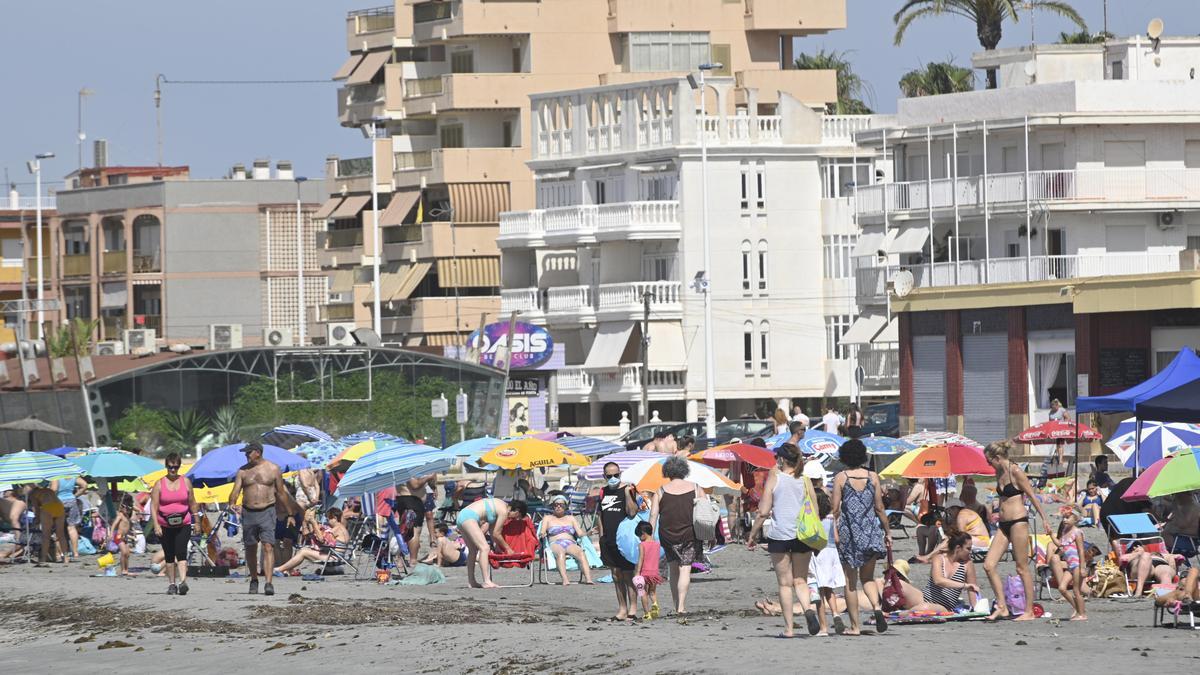 Vecinos y veraneantes en Playa Lisa, a escasos metros de la avenida Blasco Ibáñez de Santa Pola, este pasado verano