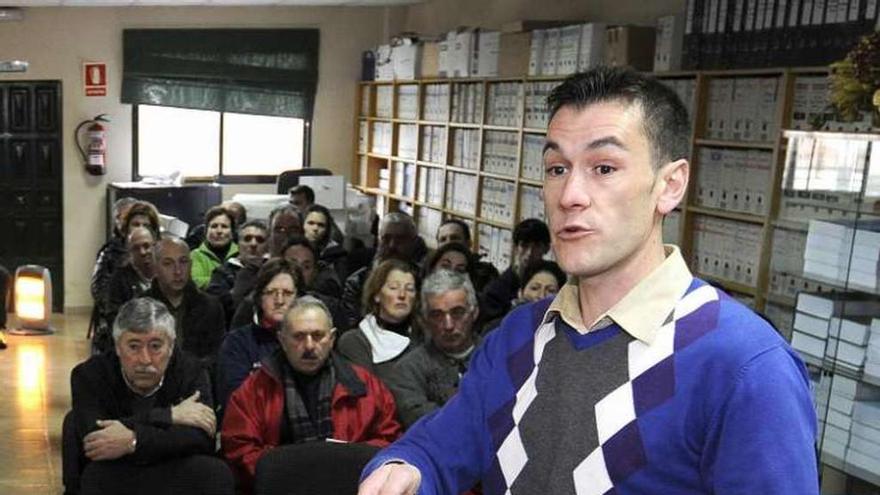 El técnico Manuel Crespo durante la charla. // Bernabé/Javier Lalín