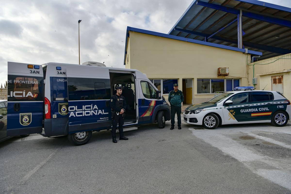 Un furgón de la Policía Nacional, junto a un coche de la Guardia Civil en la frontera de Ceuta en diciembre de 2022.