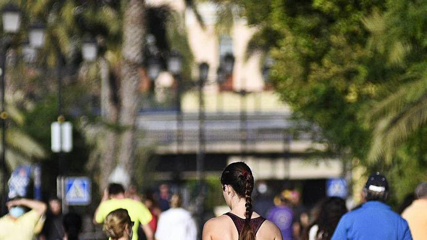 Gente haciendo ejercicio por la zona del Malecón, en Murcia.