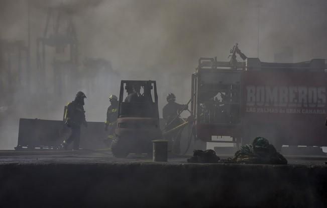 Incendio de un barco en el Muelle Reina Sofia