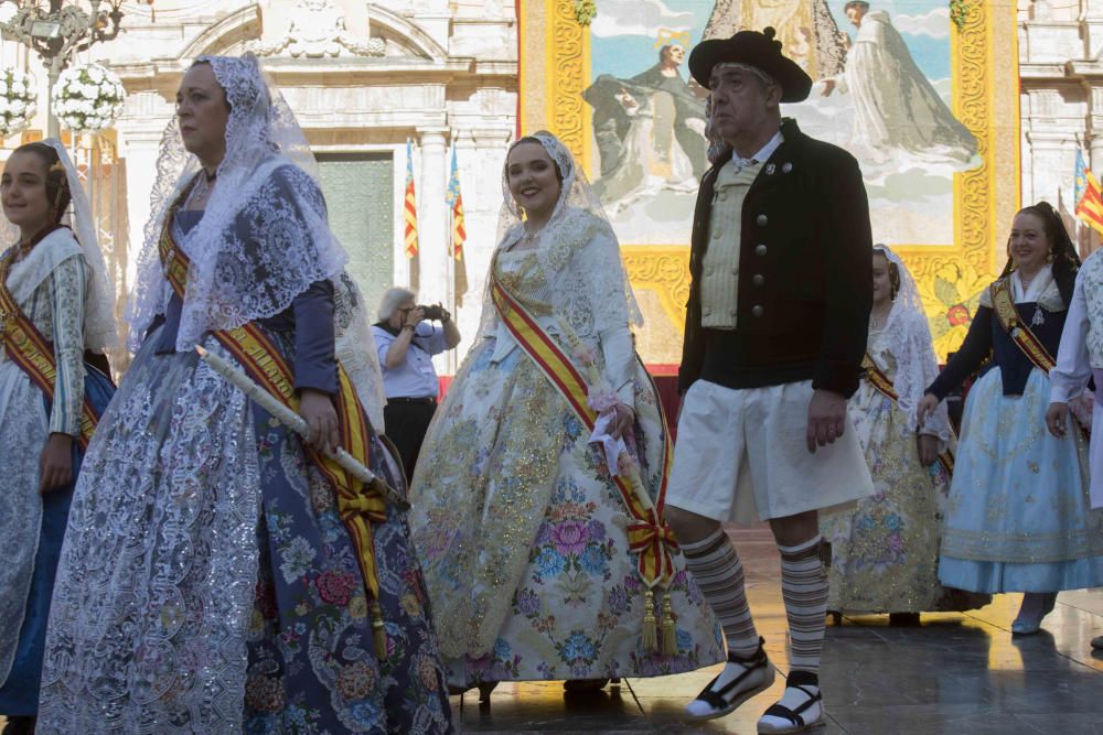 Desfile de las falleras mayores de las diferentes comisiones durante la procesión general de la Mare de Déu dels Desemparats.