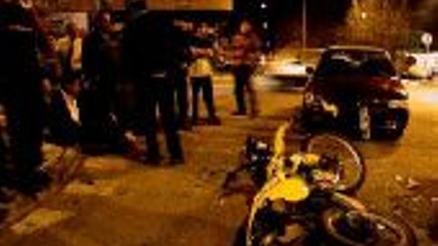 Dos jóvenes heridos en un accidente de tráfico