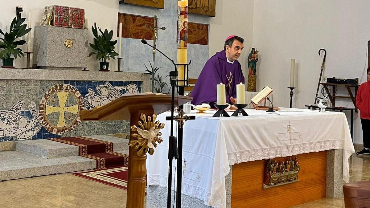 El obispo, durante el funeral por el hombre encontrado ahogado en el río en Plasencia.