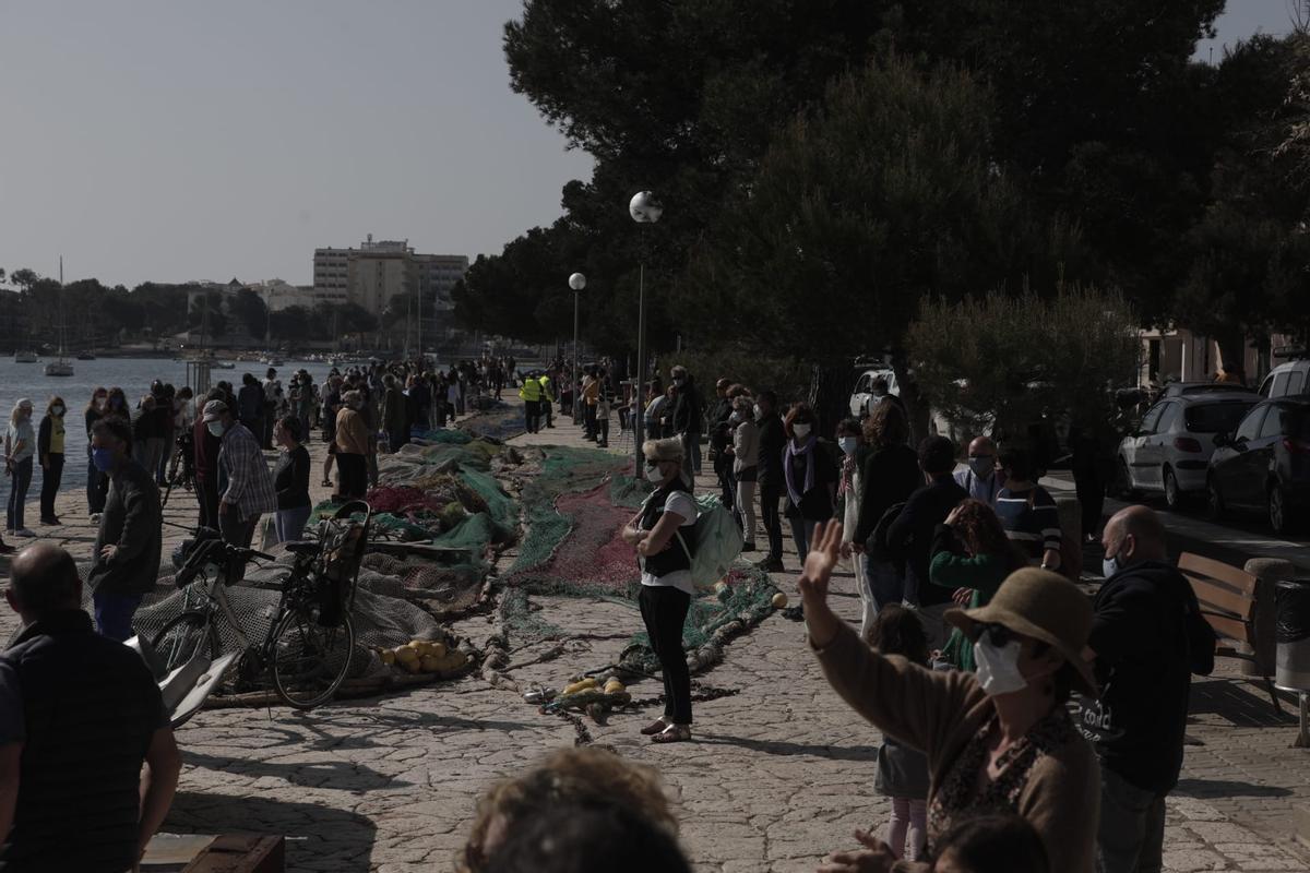 Centenares de personas forman la cadena humana para salvar el Moll de Portocolom Centenares de personas forman la cadena humana para salvar el Moll de Portocolom