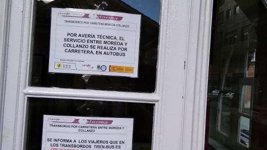 Un cartel avisando del servicio por carretera en Moreda.