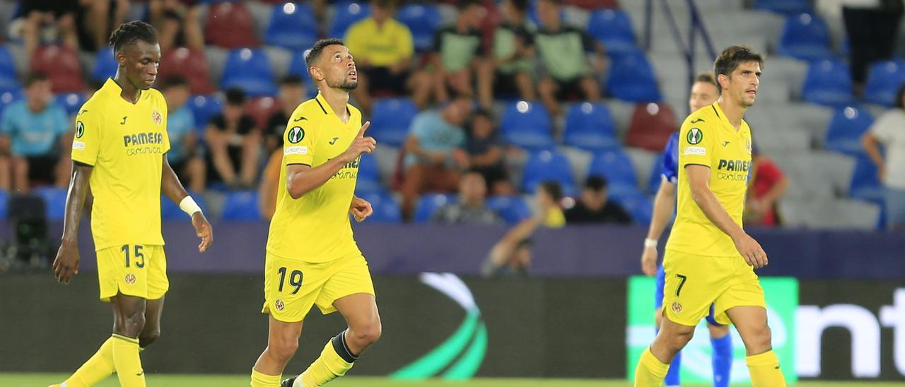 Francis Coquelin celebra su gol, el 4-3 del Villarreal al Lech Poznan.