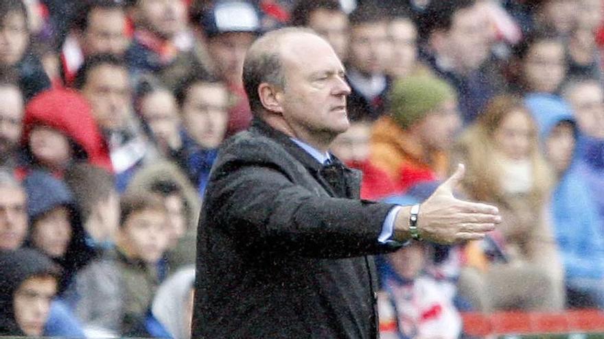 Pepe Mel, en un partido con el Betis en El Molinón.