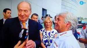 Joan Carles parlava amb Ángel Nieto i no li va agradar que el periodista Nico Abad li posés el micro.