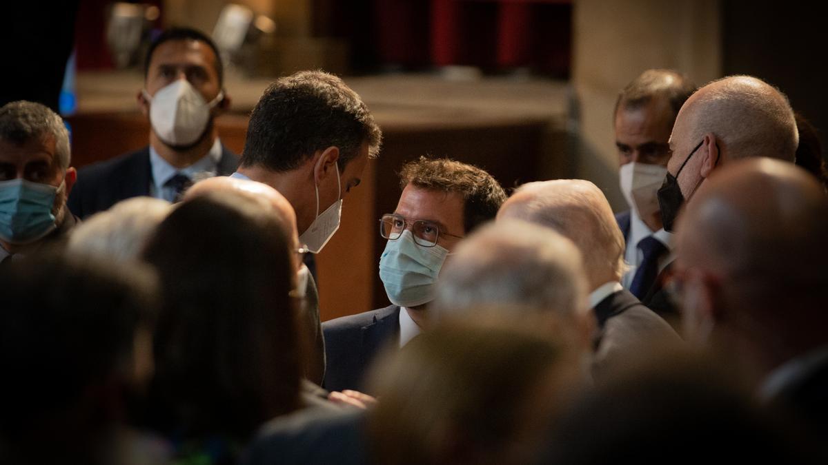 El presidente del Gobierno, Pedro Sánchez, y el 'president' de la Generalitat, Pere Aragonès, charlan en el acto de entrega de la medalla conmemorativa de Foment del Treball, el pasado 7 de junio de 2021 en Barcelona.