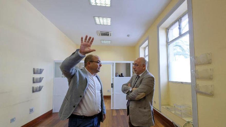 Antonio Morales, en compañía de Pedro Justo Brito, entrega las llaves del edificio al presidente de Pequeño Valiente, José Jerez, ayer.