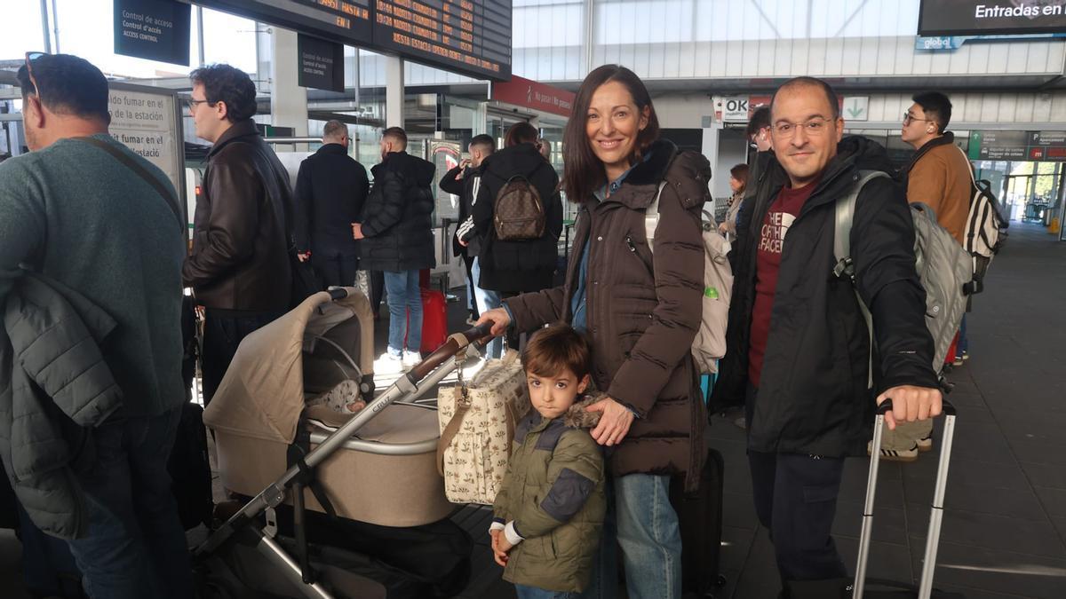 Usuarios del tren en Joaquín Sorolla: "Sí que se nos ha venido a la cabeza el accidente"