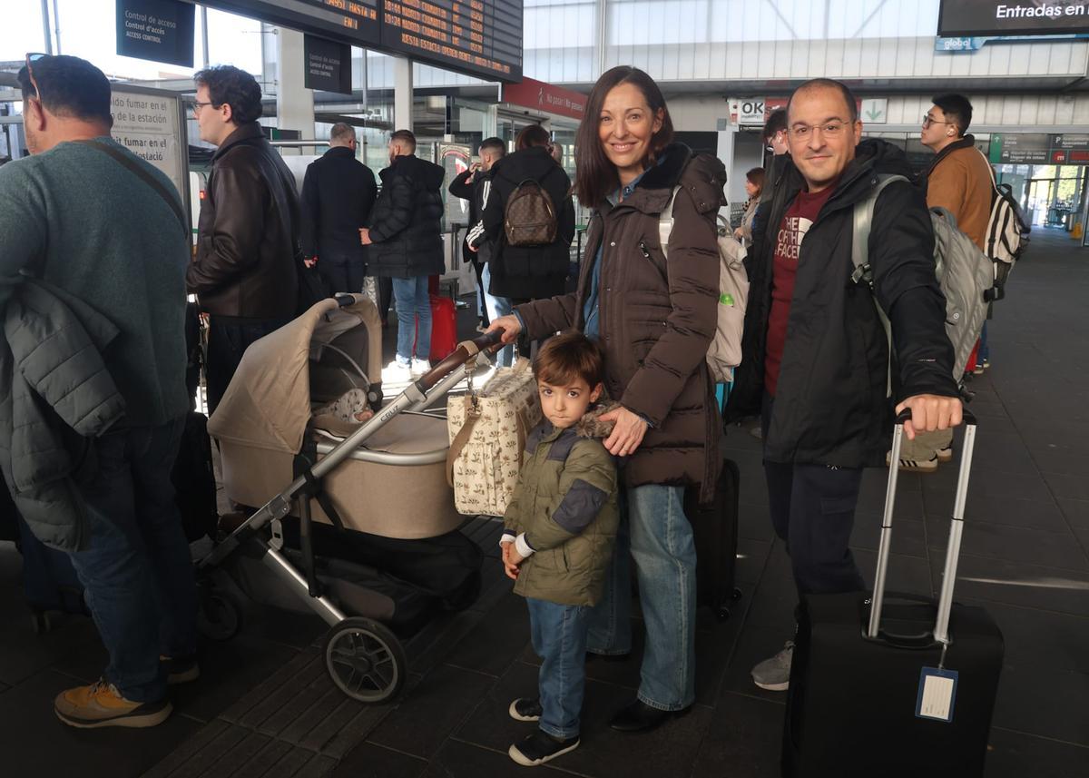 Usuarios del tren en Joaquín Sorolla: "Sí que se nos ha venido a la cabeza el accidente"