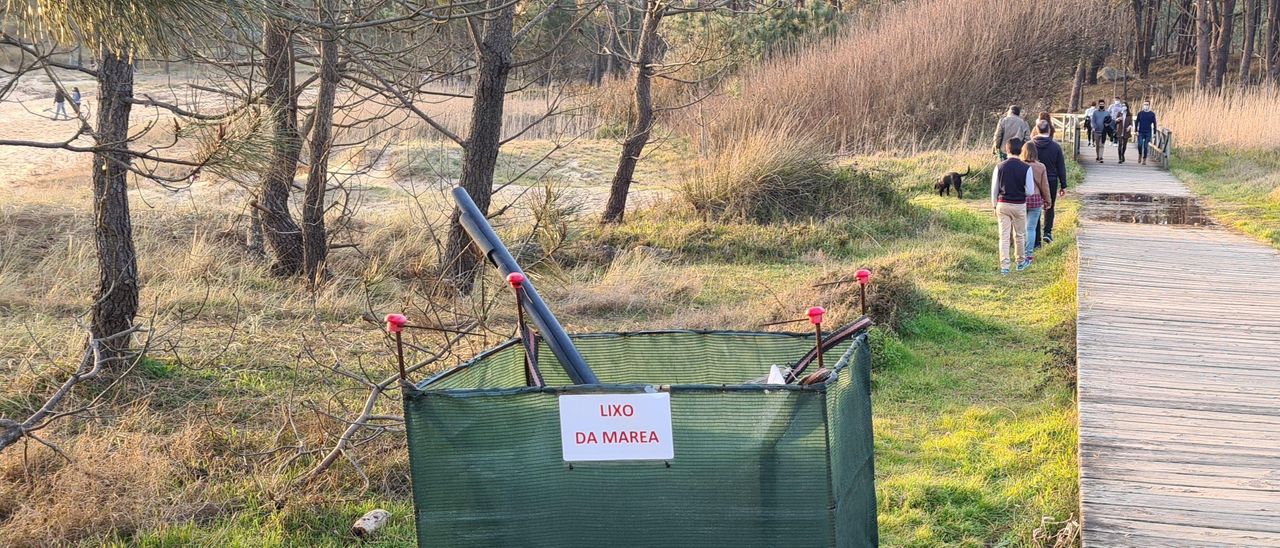 Contenedores instalados en O Grove para depositar la basura marina que el mar arroja a la orilla.