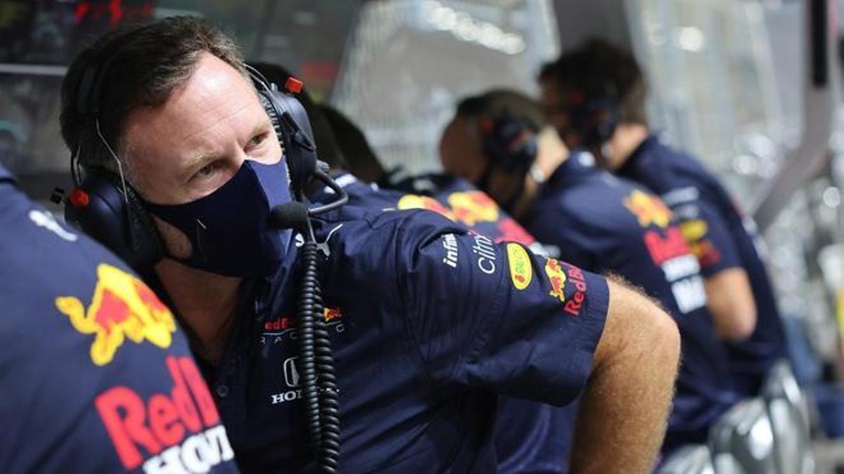 Christian Horner sentado en el pit.