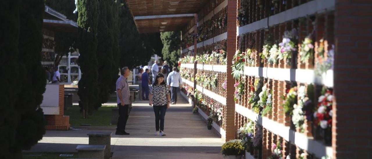 Cientos de vecinos se acercaron este martes al cementerio de Vila-real por Tots Sants.