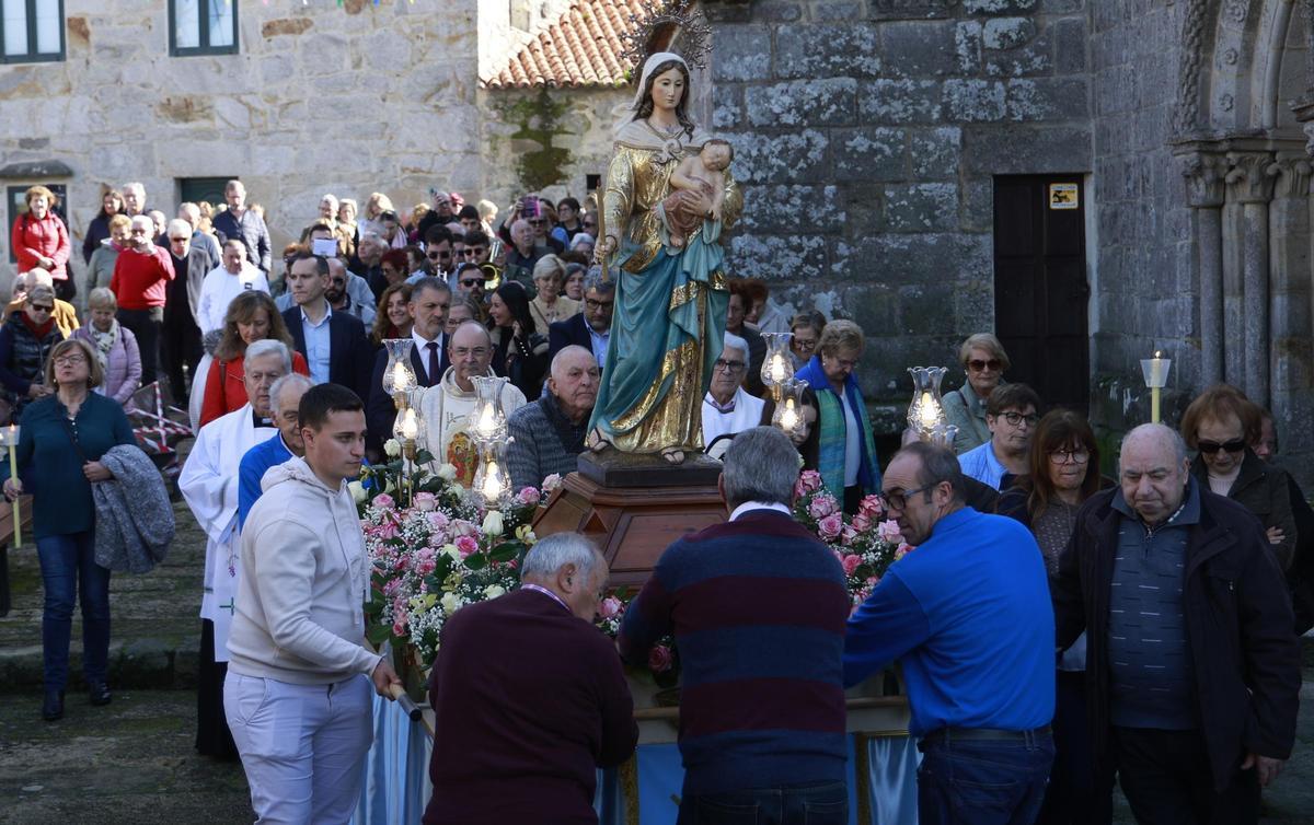 La pasión por la Candelaria ilumina Castrelos