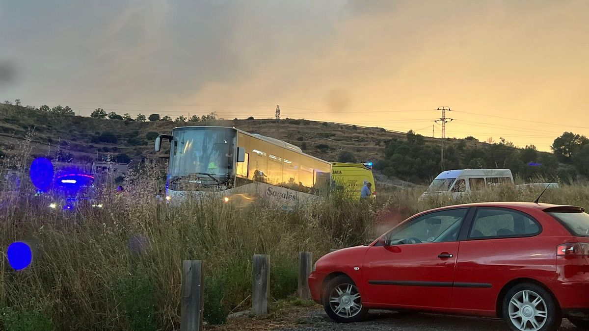 Un accident entre un autobús i una moto talla la carrtera de Manresa al Pont de Vilomara