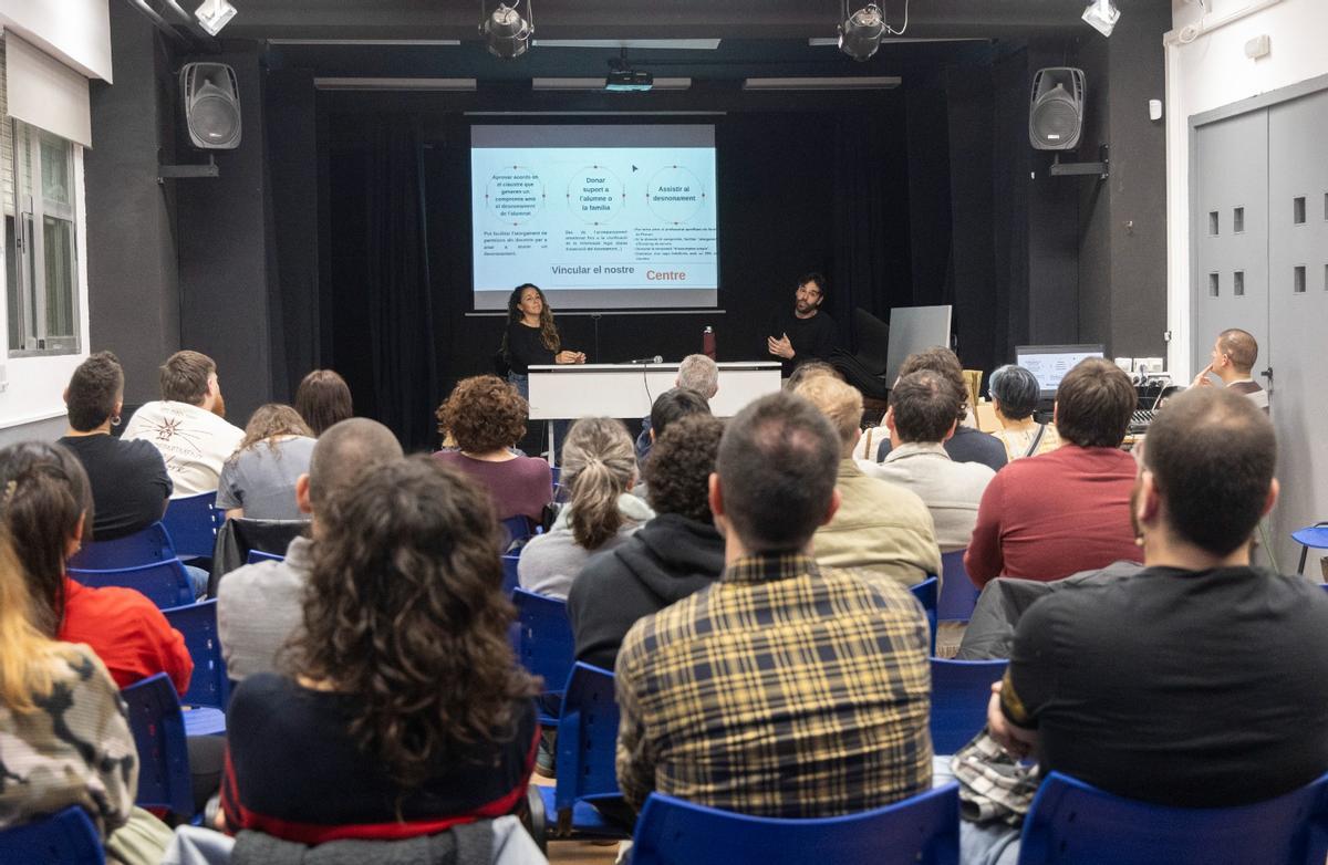 La presentación de la iniciativa de docentes de Alicante para ayudar a sus alumnos frente a la crisis de la vivienda