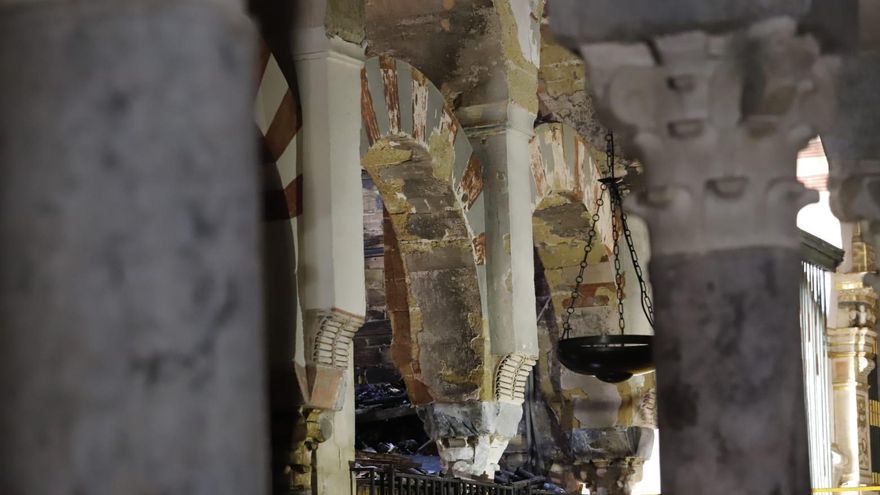El incendio de la Mezquita-Catedral, un día después: entre la normalidad del visitante y la negrura de Almanzor