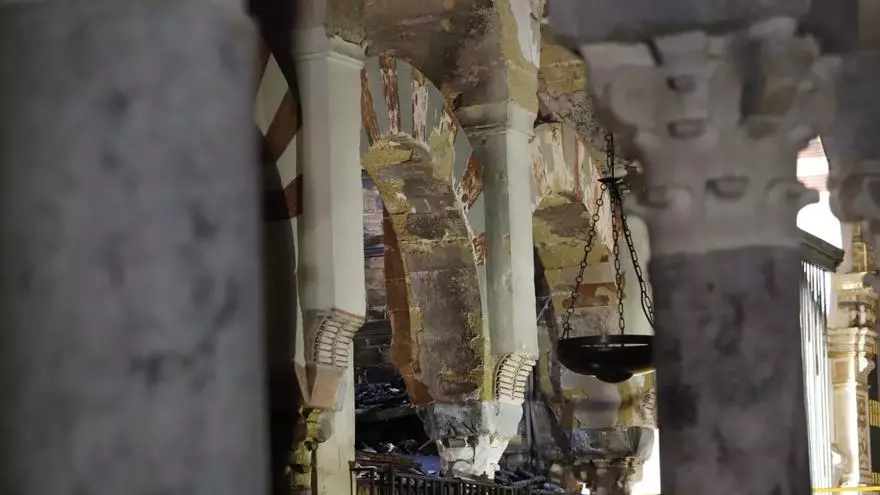 El incendio de la Mezquita-Catedral, un día después: entre la normalidad del visitante y la negrura de Almanzor