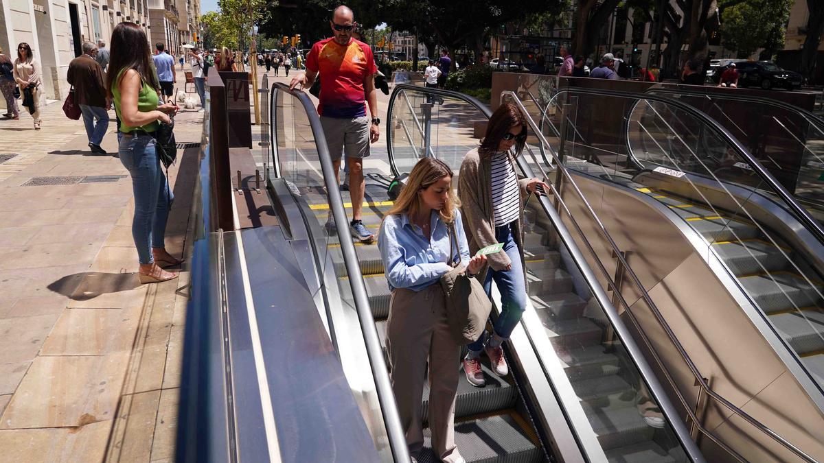 Usuarios entrando al metro en la estación de Atarazanas.