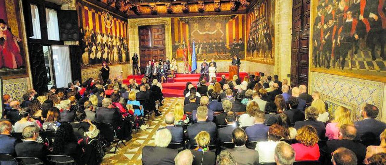 Ximo Puig, durante su discurso institucional en el Salón de Cortes, lleno de nuevo por el Día de los valencianos.
