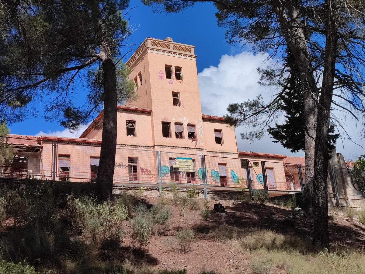 Las leyendas sobre el antiguo Sanatorio de Tuberculosos de Sierra Espuña ya son una parte más del edificio.